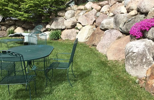 Colon House | Lakeshore Retreat