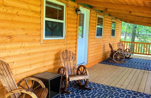 La Grange Cabin | Lakeside 2Bedroom Cabin on a Thoroughbred Racehorse Farm in Louisville Kentucky.