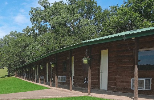Madill Hotel | Lakeside 2BR Suite | Cozy & Comfortable Hotel Room at Texoma Shores Resort