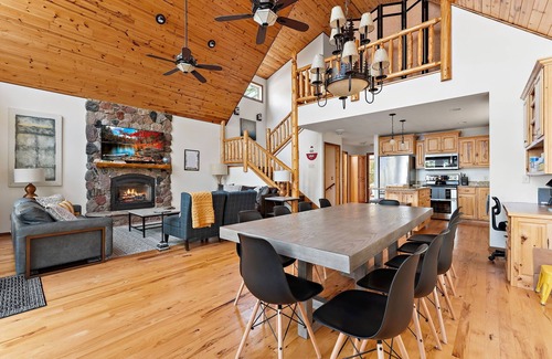 Brainerd Cabin | Lakeside: 4 Kings, Room4Groups, Hot Tub, Dock, Firewood