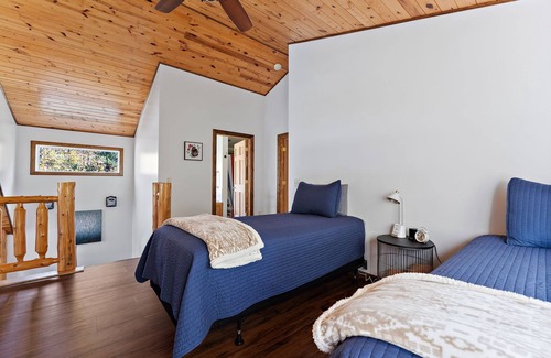 Brainerd Cabin | Lakeside: 4 Kings, Room4Groups, Hot Tub, Dock, Firewood
