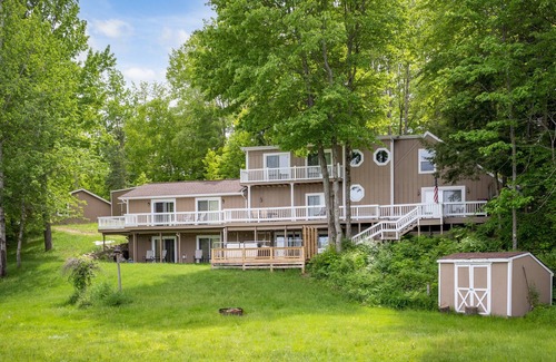 Reed City House | Lakeside 5B-5B Hot Tub 75 inch TV, Karaoke, Games,Arcade