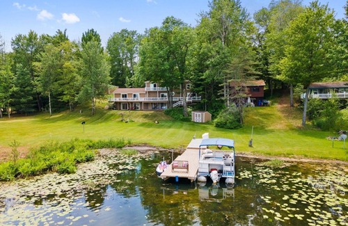 Reed City House | Lakeside 5B-5B Hot Tub 75 inch TV, Karaoke, Games,Arcade