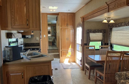 Hayward House | Lakeside 5th Wheel on beautiful Nelson Lake