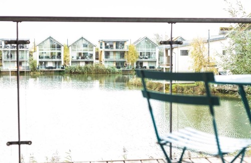 Cirencester Apartment | Lakeside apartment with spa access on a nature reserve Hazy Blue HM86