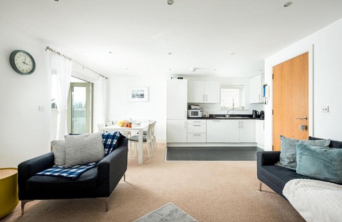 Cirencester Apartment | Lakeside apartment with spa access on a nature reserve Hazy Blue HM86