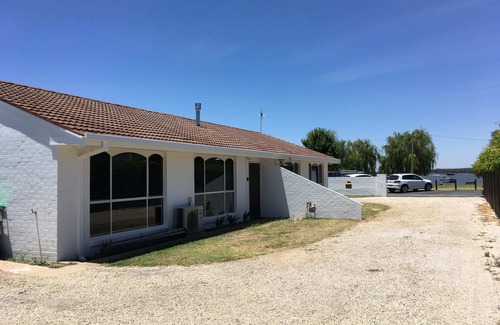 Mulwala Apartment | Lakeside Apartment on Pool Avenue