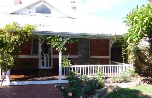 West Leederville Bed & Breakfast | Lakeside Bed & Breakfast