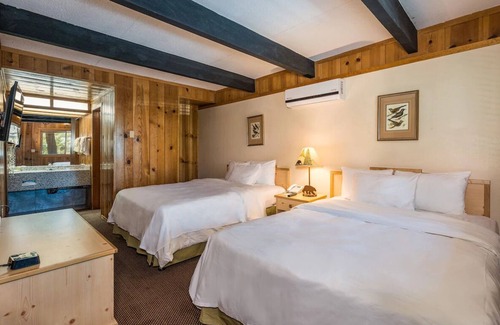 Bass Lake Hotel | Lakeside Bliss | Cozy Chalet Minutes from Bass Lake & Yosemite’s Natural Wonders