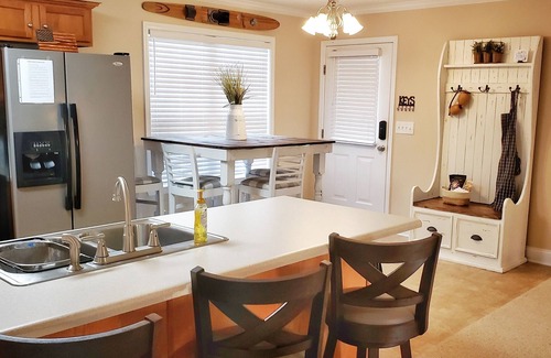 Eatonton House | LAKESIDE BLISS @ LAKE SINCLAIR: Cozy QUIET Home with Pickleball Courts in Back!