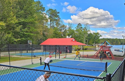 Eatonton House | LAKESIDE BLISS @ LAKE SINCLAIR: Cozy QUIET Home with Pickleball Courts in Back!