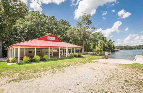 Eatonton House | LAKESIDE BLISS @ LAKE SINCLAIR: Cozy QUIET Home with Pickleball Courts in Back!