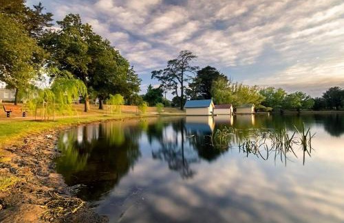 Lake Wendouree Apartment | Lakeside Bliss, Perfect Location Guesthouse