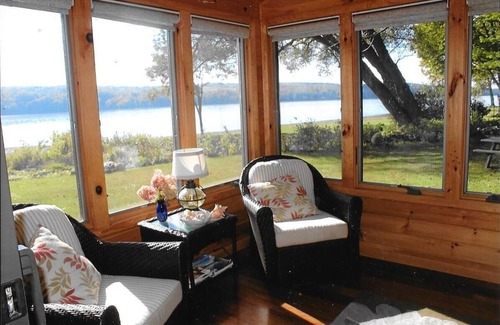 Skaneateles Cottage | Lakeside Bungalow 30 feet from the water n
