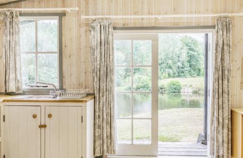 Honiton House | Lakeside Cabin