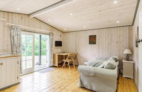 Honiton House | Lakeside Cabin