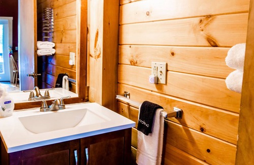 Caratunk Cabin | Lakeside cabin nestled along the shores of Wyman Lake