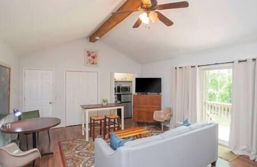 Gallatin House | Lakeside Cabin Retreat - Boating, Swimming