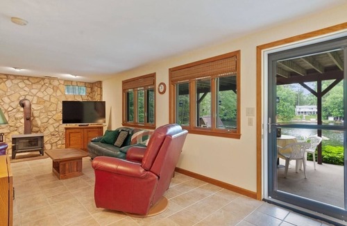 Barnstead Ski Chalet | Lakeside Charm, Private Beach, Gun Stock, Locke Lake, all season memories