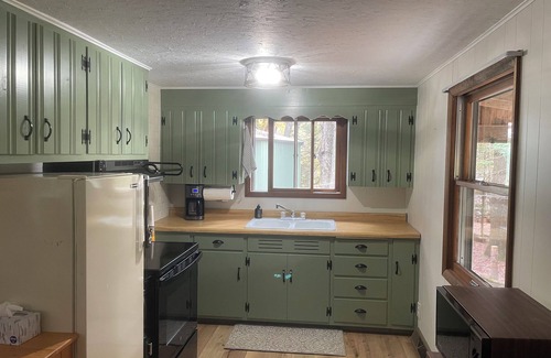 Crivitz Cottage | Lakeside, charming 2-bedroom cottage in fantastic Crivitz with WiFi
