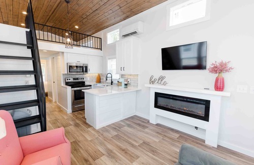 Lincoln House | Lakeside Chic: Stylish Family Tiny Home Retreat #1