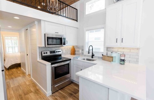 Lincoln House | Lakeside Chic: Stylish Family Tiny Home Retreat #3n