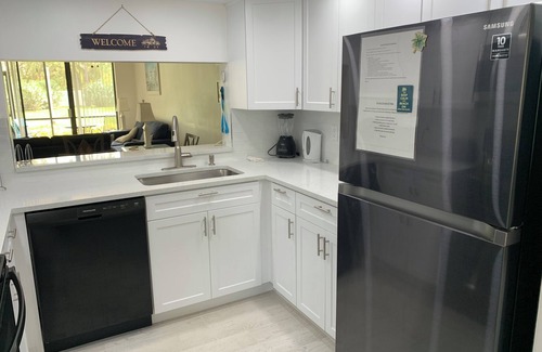 South Bradenton Condo | Lakeside Condo at Shorewalk, Bradenton. IMG, Beaches & Restaurants Nearby