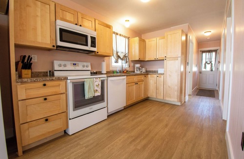Frankfort Cottage | Lakeside Cottage #2, Waterfront on Upper Herring Lake, AC, Kayaks, SUPs, Rowboat