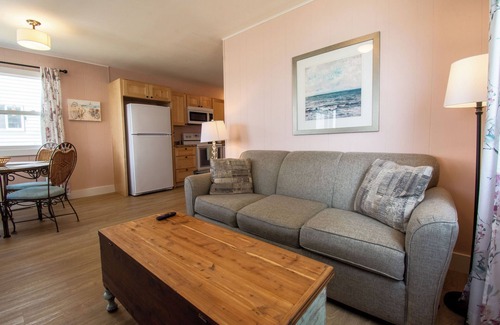Frankfort Cottage | Lakeside Cottage #2, Waterfront on Upper Herring Lake, AC, Kayaks, SUPs, Rowboat