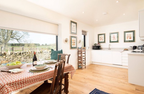 Capheaton Cottage | Lakeside Cottage, Edward in Capheaton, Northumberland - sleeping 2 guests in one bedrooms