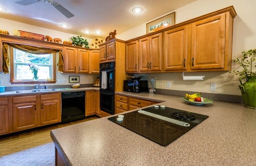 Sapphire House | Lakeside Cottage, on Whisper Lake with Gorgeous Lake & Mountain Views.