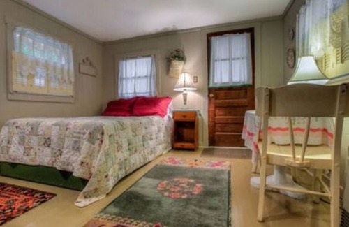 Holderness Cottage | Lakeside Cottage with Kitchen