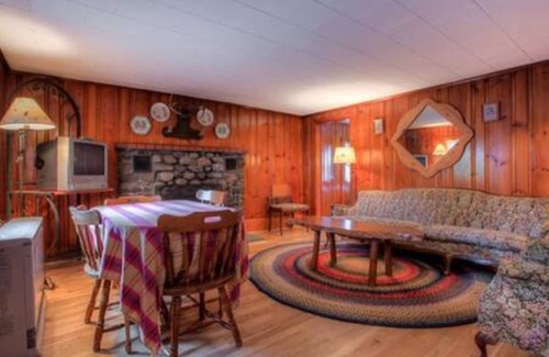 Holderness Cottage | Lakeside Cottage with Kitchen