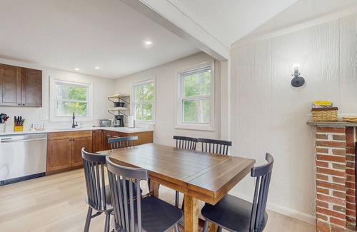 Ossipee House | Lakeside cottage with beautiful water-views and outdoor fire pit