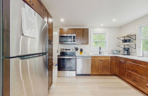 Ossipee House | Lakeside cottage with beautiful water-views and outdoor fire pit