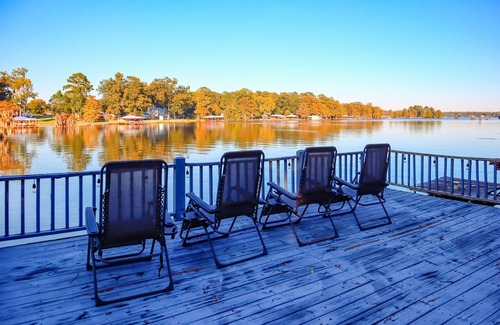 Cobb House | Lakeside cottage with dock access, hammock, updated interior, W/D, and AC