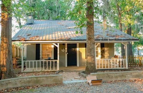 Cobb House | Lakeside cottage with dock access, hammock, updated interior, W/D, and AC