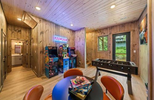 Sevierville House | Lakeside Country - Hot Tub Retreat with Lake Access