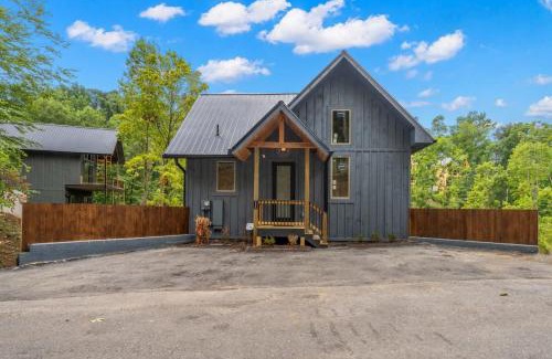 Sevierville House | Lakeside Country - Hot Tub Retreat with Lake Access