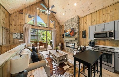 Sevierville House | Lakeside Country - Hot Tub Retreat with Lake Access