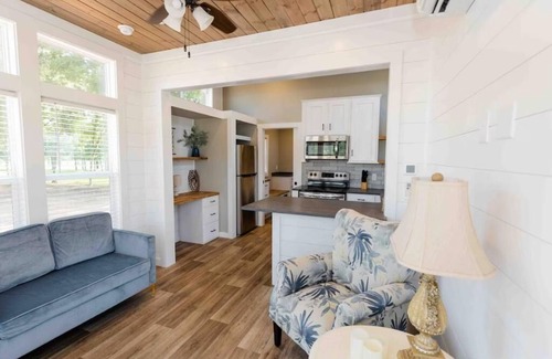 Lincoln Apartment | Lakeside Elegance: Cozy Tiny Home Retreat for Two #2