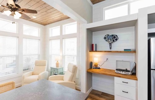 Lincoln Apartment | Lakeside Elegance: Cozy Tiny Home Retreat for Two #2