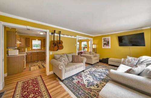 Stoddard House | Lakeside Escape - 4BR/2BA Retreat 2hrs from Boston