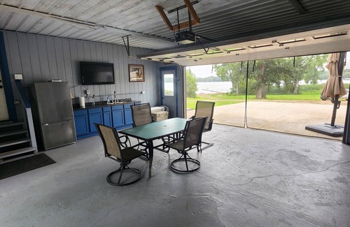 Ashby Cabin | Lakeside Escape: Adventure & Relaxation