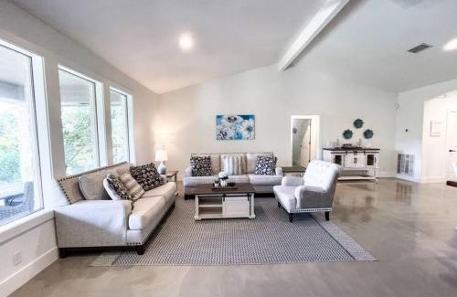 McQueeney House | Lakeside Escape