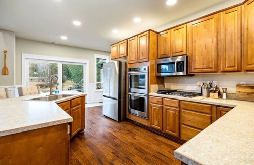 Sagle House | Lakeside Escape Waterfront w/Hot Tub + MTN Views!
