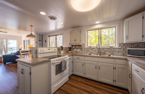 Gills Rock House | Lakeside Forest Retreat
