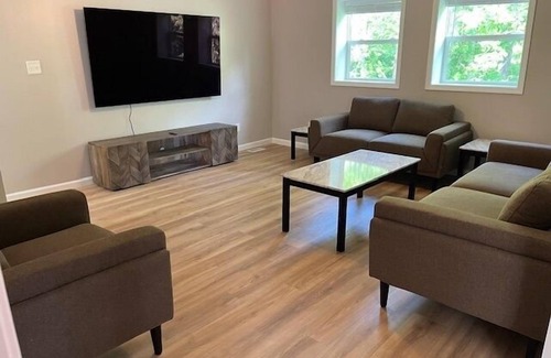 Marion House | Lakeside Fun and Entertainment!