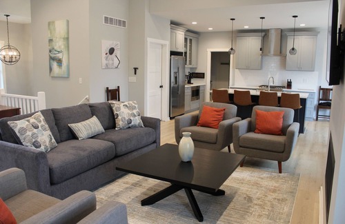 Como House | LAKESIDE GEM ! ONE BLOCK FROM SHORELINE ! in fabulous Lake Geneva .
