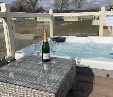 Allerthorpe Cabin | Lakeside Gem with Hot Tub